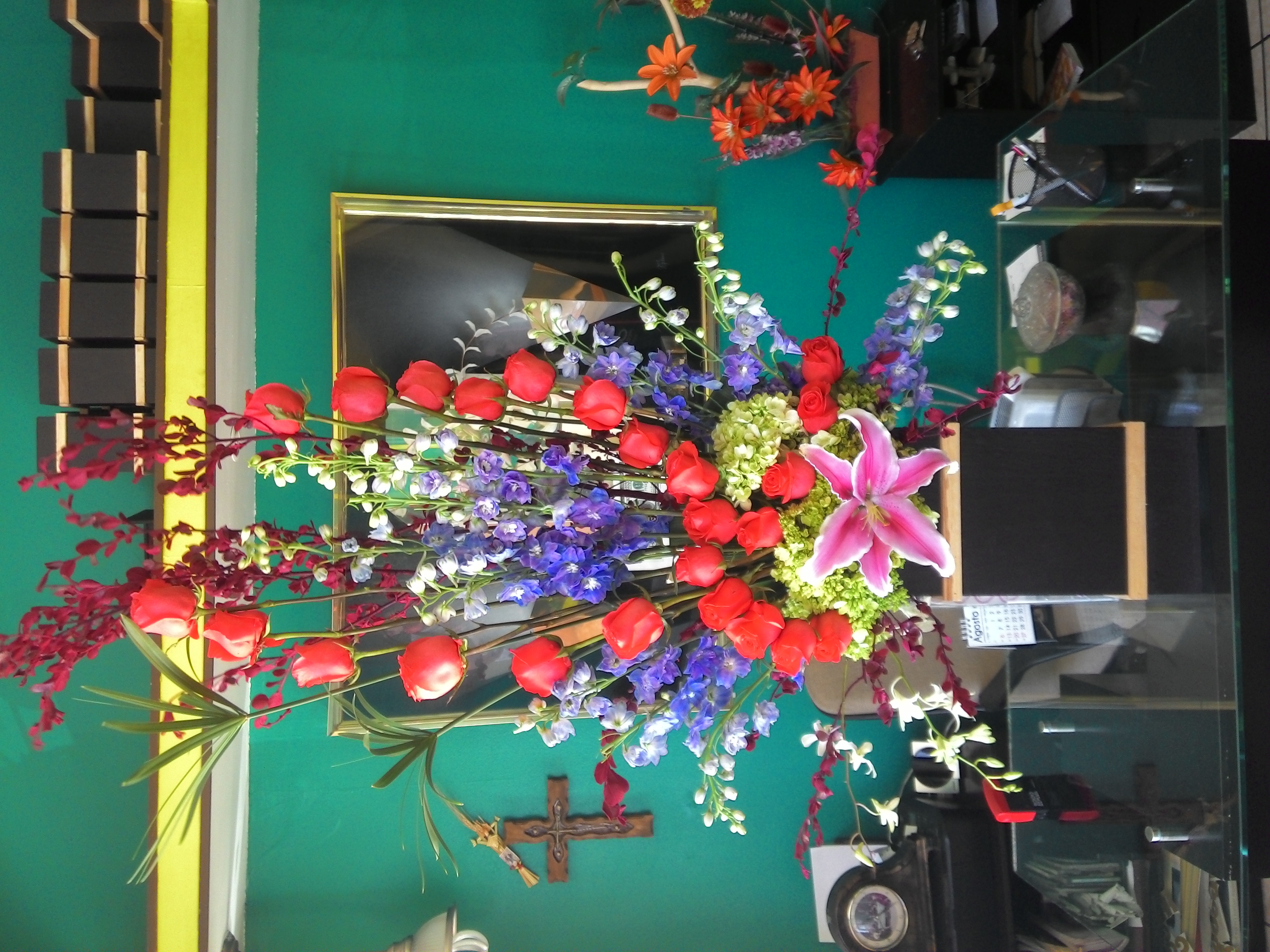 Arreglo A33 de 24 rosas rojas,con lilies pueden variar de color.
$1200