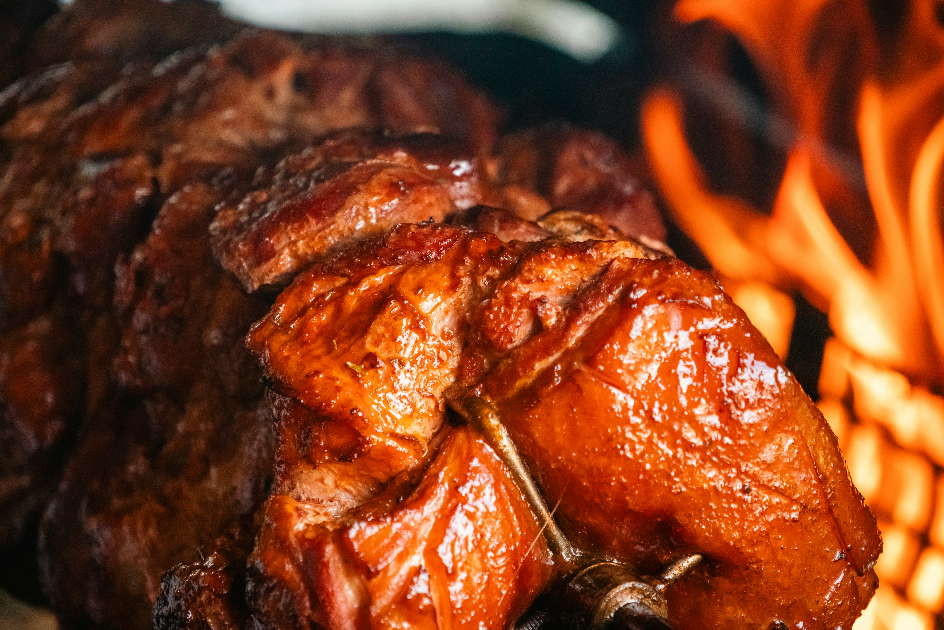 Un gran trozo de carne sobre una parrilla