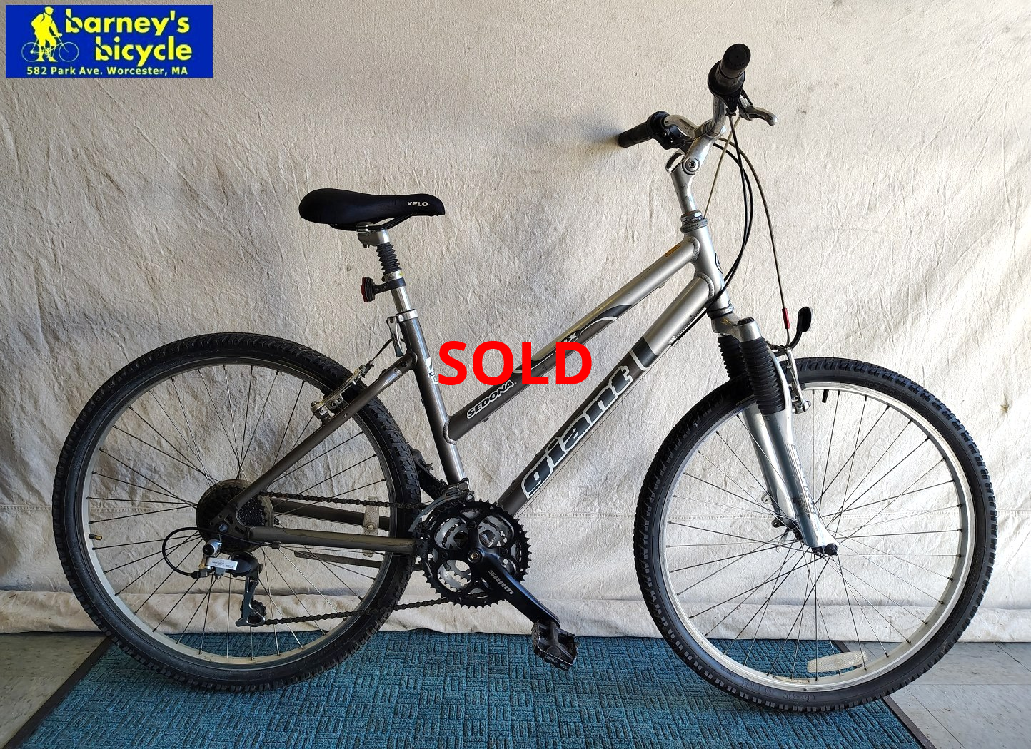 Giant Sedona LX Step-Thru
Frame Size: 17" MD / Rider Height: 5'6-5'9
Price: $379.00 (Professionally Tuned)