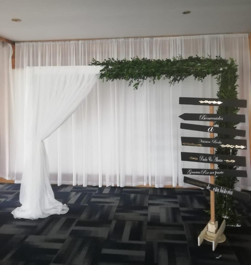Arco de Madera con follaje en L Natural y
Velo blanco
2.20m altura x1.50m de ancho
380.000 pesos