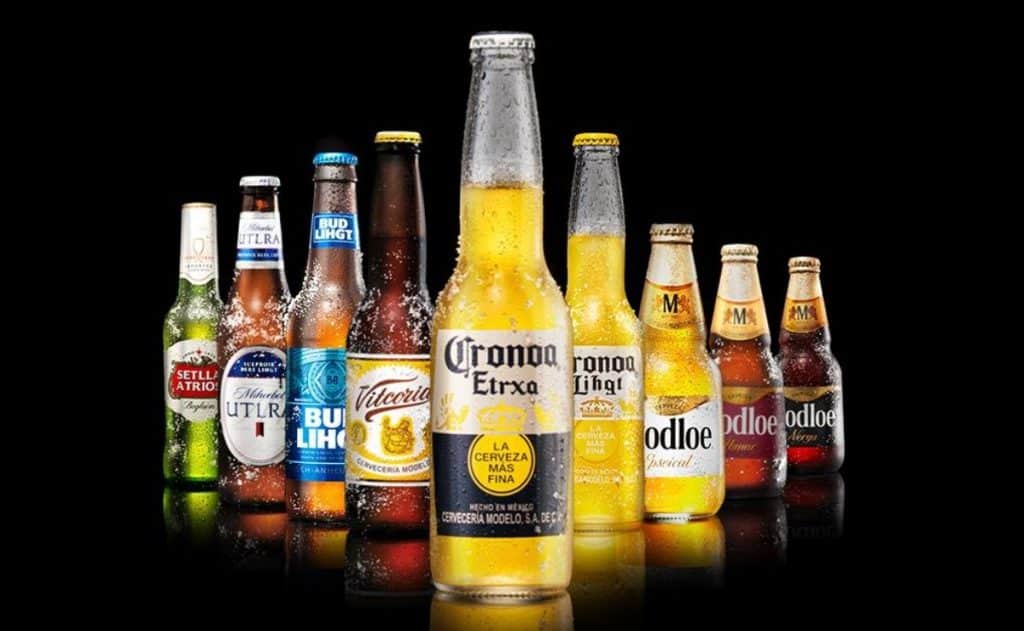 Botellas de cerveza variadas con Corona Extra al frente, Modelo, Bud Light y Michelob Ultra sobre fondo negro