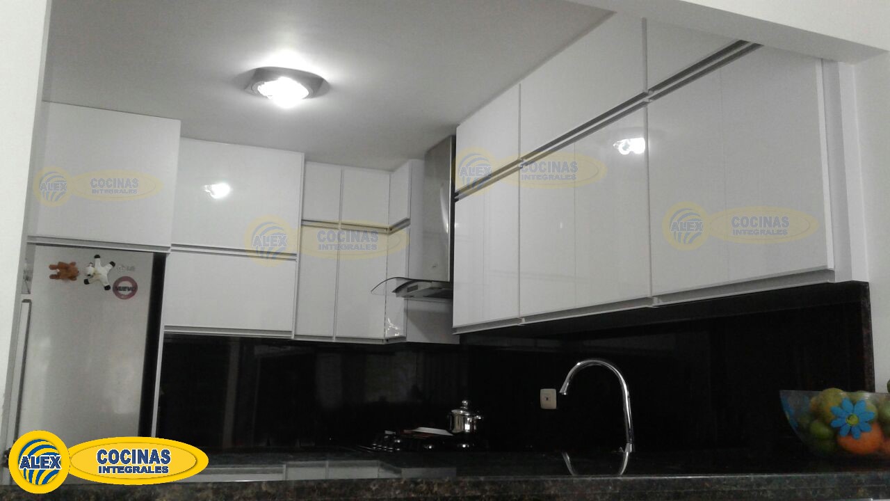 Cocina en U color Blanco Alto Brillo con manija perfil aluminio