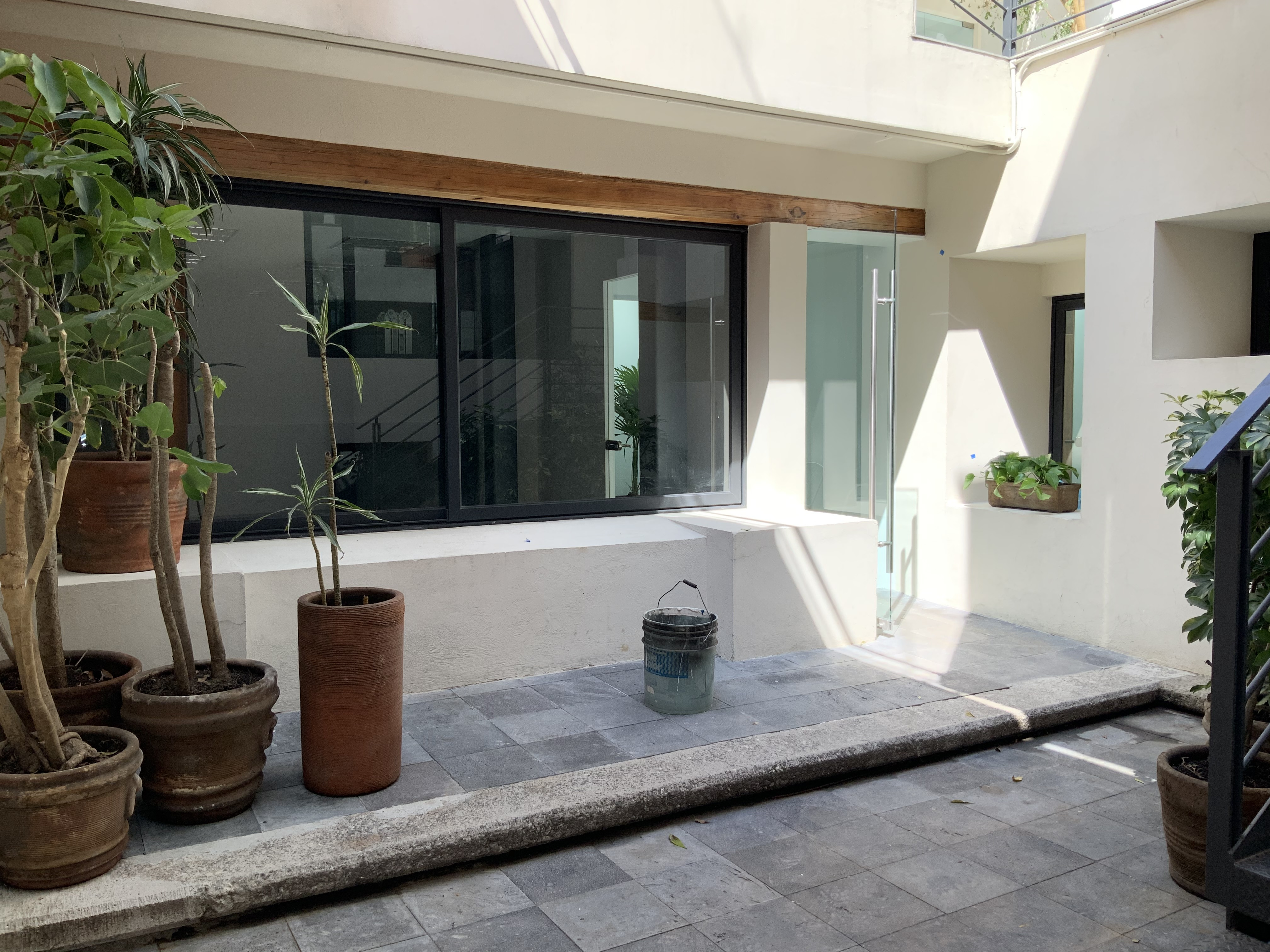 Cancelería de linea Europea y puerta de cristal templado en Clinica Hera 66, Col Credito Constructor, CDMX.