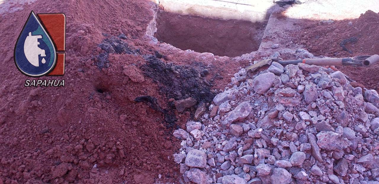 EXCAVACIÓN PARA SONDEAR DRENAJE EN LA CALLE MANUEL GLEZ. GATICA