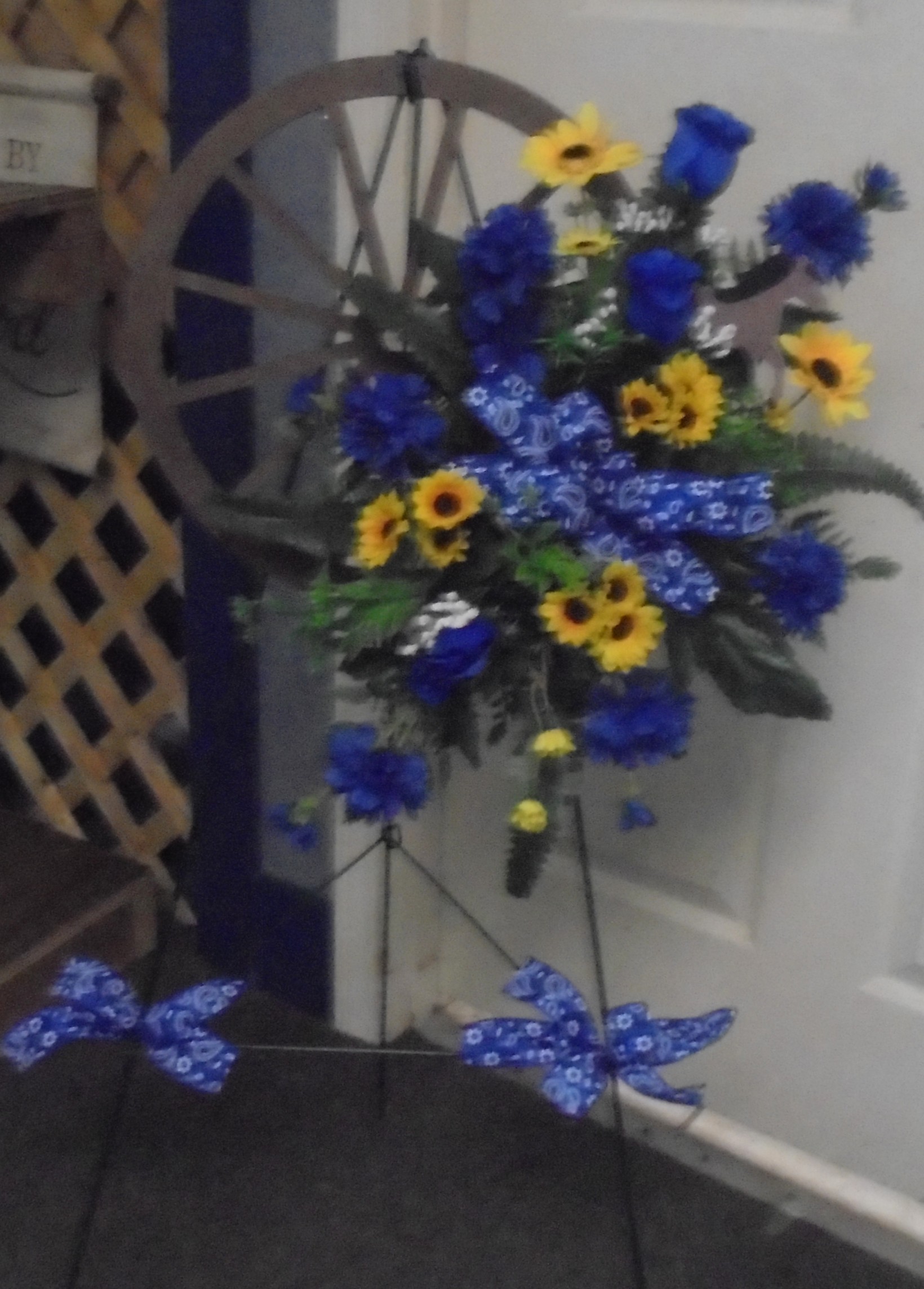(26A)  "SILK" Wagon Wheel Wreath
On Easel (Blue & Yellow)
$65.00