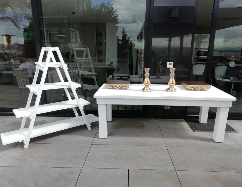 Escalera tipo tijera
$60.000
Rectangular Grande alta
Color Blanco 2.20X1m
$ 90.000
Precio de Alquiler