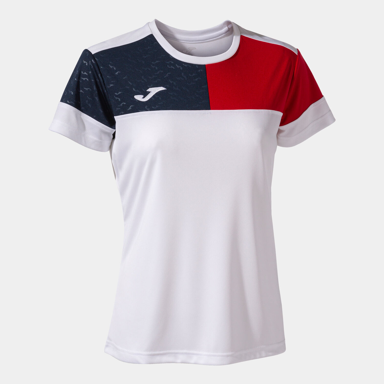 Tienda de ropa deportiva con camisetas, gorras y zapatos en estantes bien organizados.