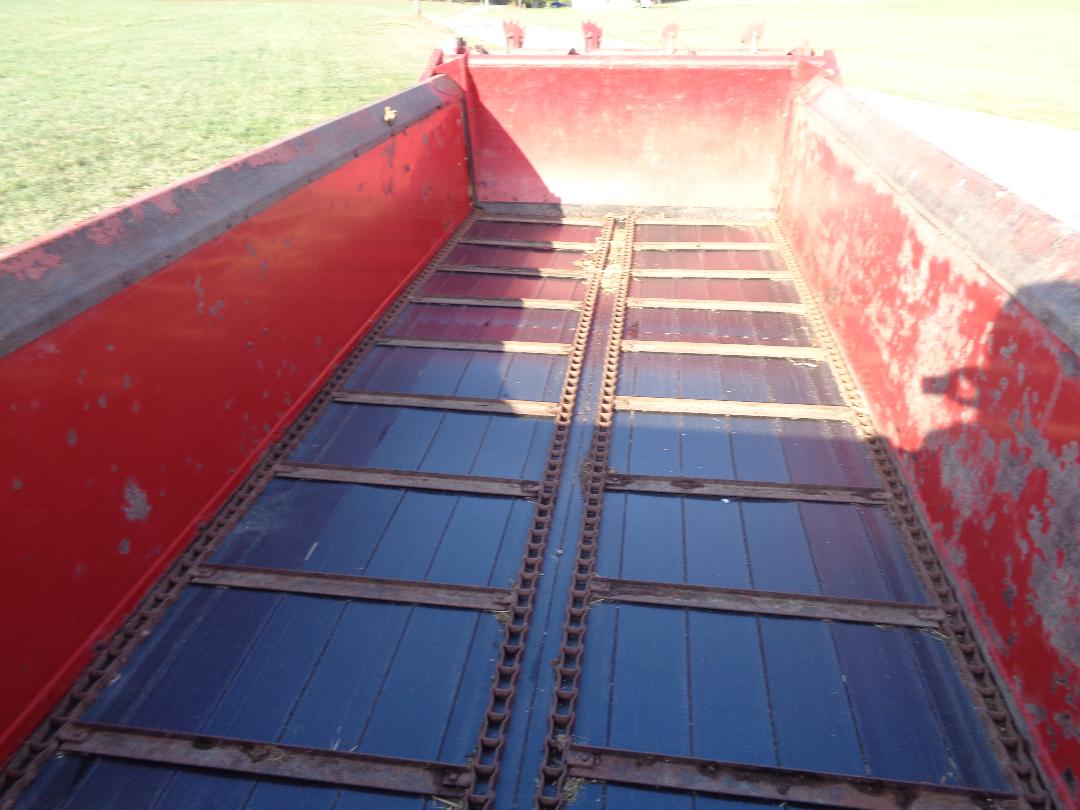 New Holland 195 Spreader
New Holland 195 Spreader