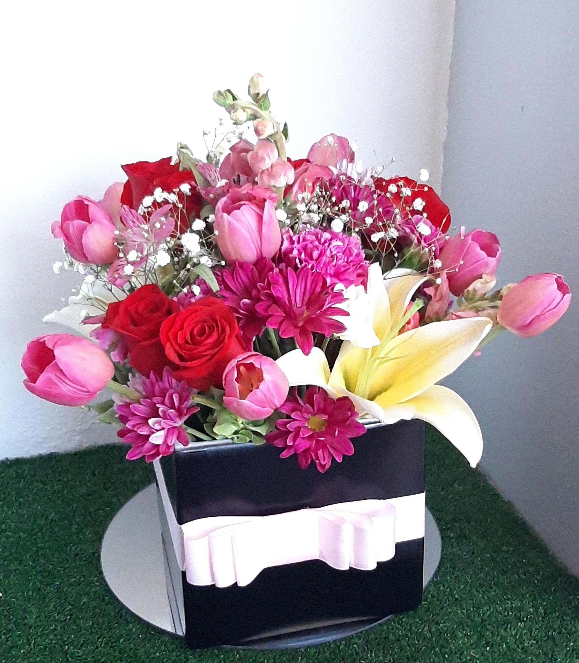 Arreglo de tulipanes con gerberas y margaritas $1200