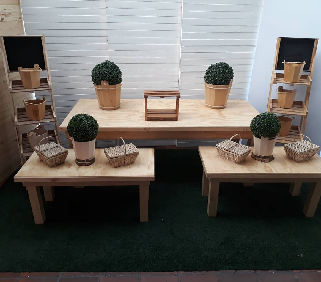 Mesa Grande color natural
medidas: 2.20m
90.000
Mesas Auxiliares color natural 1.20m
Largo 1.20m
altura 55cm
profundidad 56cm
c/u 50.000
COMBO DE TRES MESAS 180mil .