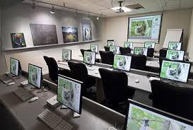 hombre con camisa blanca sosteniendo una tableta negra hombre con camisa blanca sosteniendo una tableta negra