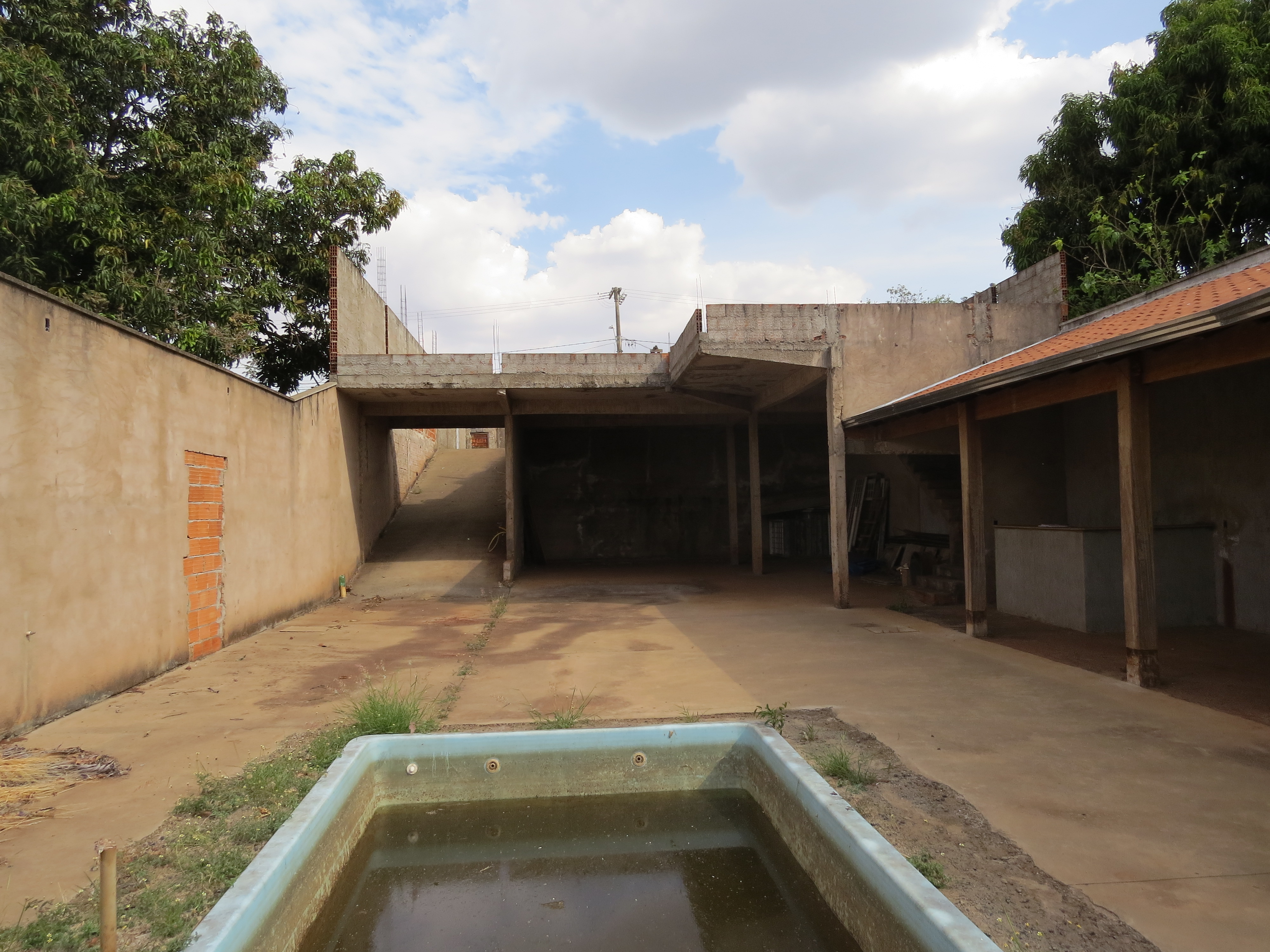 Estrutura pré-existente, projeto anterior inacabado.