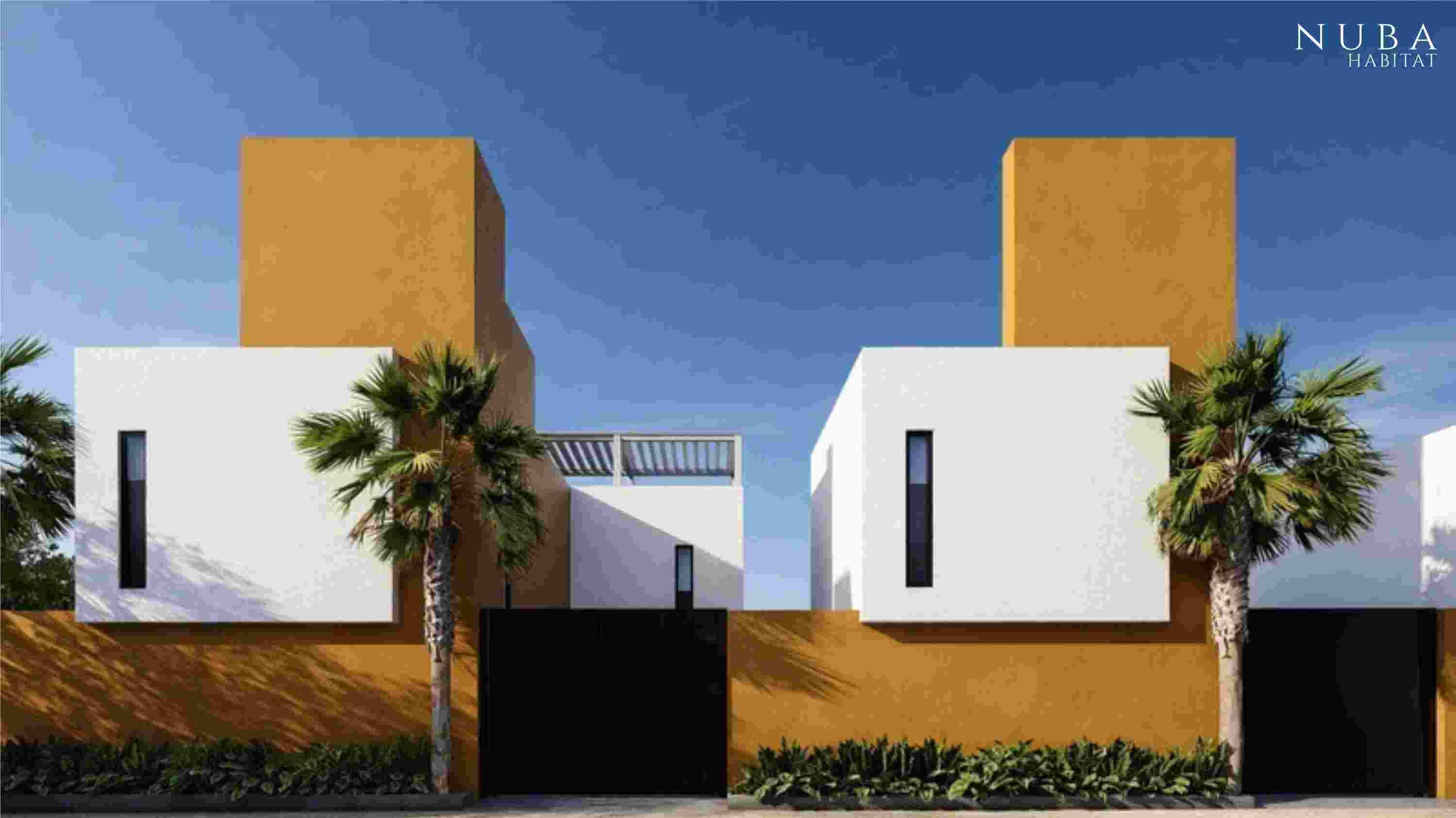 Casa moderna con grandes ventanales, rodeada de árboles y jardín, patio con sendero de piedra y estanque.