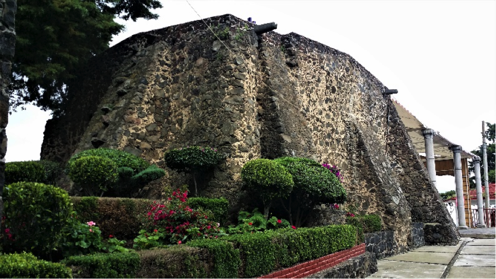 El Calvario Tlacoyucan: Se relaciona la tosca, masiva inquebrantable expresión exterior de los muros de la capilla, con la delicada tersa capa de cal en la bóveda interior fisurada por el sismo