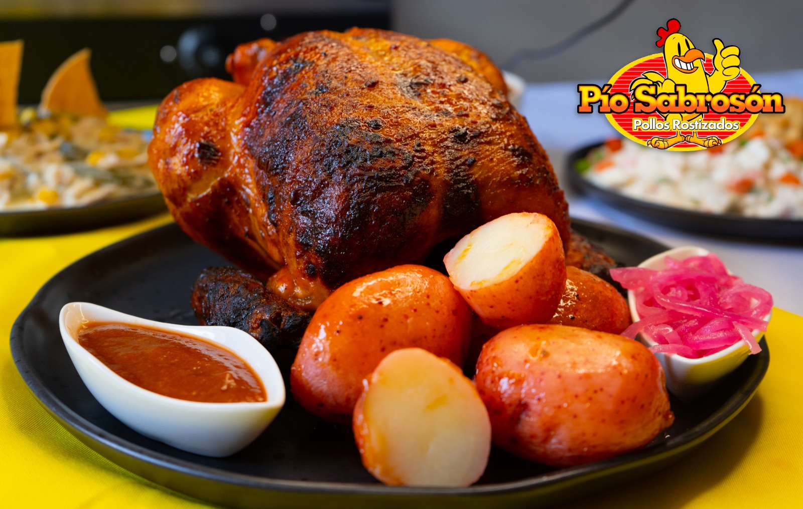 Pollo rostizado dorado con papas, salsa y cebolla encurtida de Pío Sabrosón