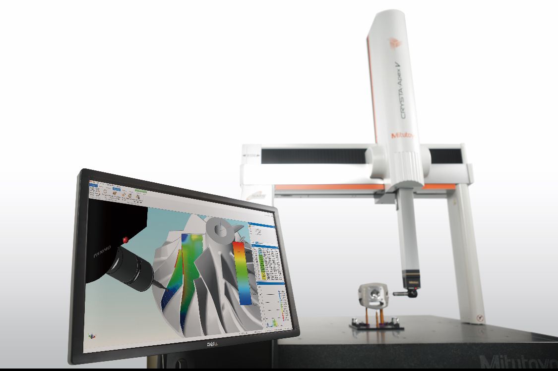 Máquina de medición por coordenadas Mitutoyo Crysta Apex V con pantalla mostrando análisis 3D de una pieza. Máquina de medición por coordenadas Mitutoyo Crysta Apex V con pantalla mostrando análisis 3D de una pieza.