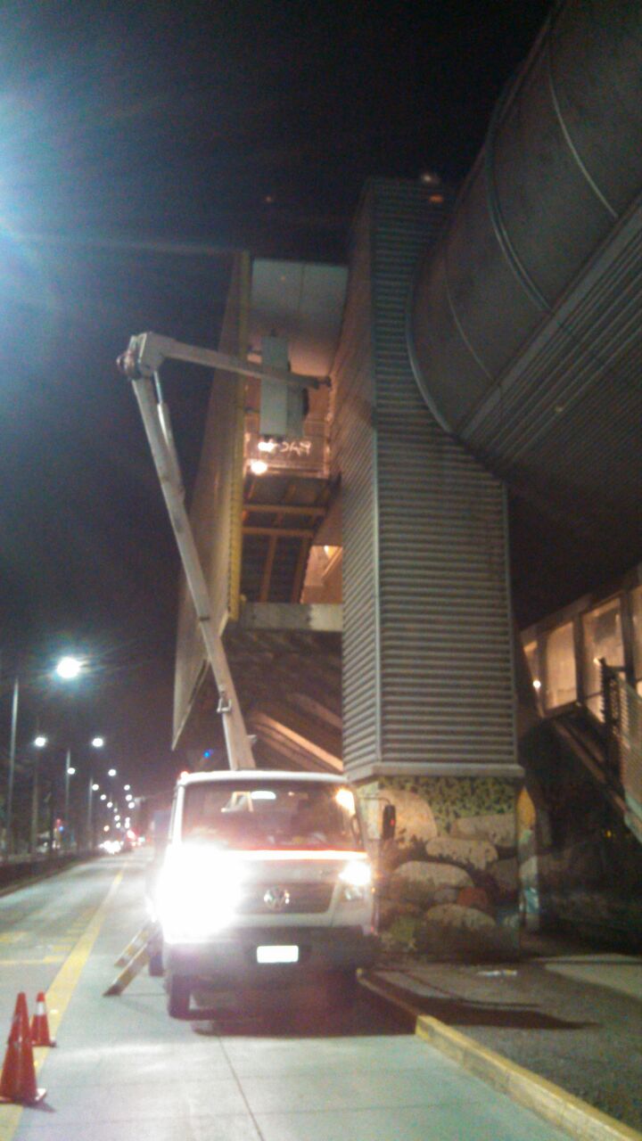 Trabajo Nocturno con Grúa Alza Hombre - Estación del Metro Sotero del Rio