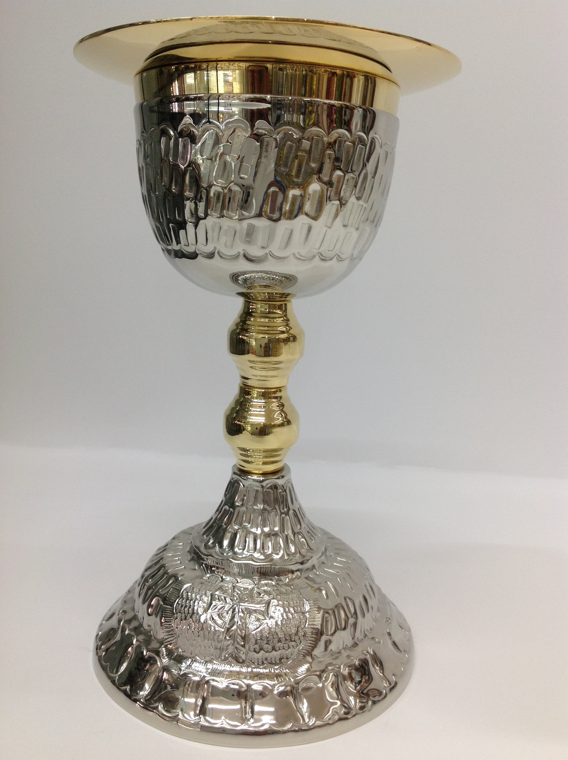 CALIZ EN BAÑO DE NIQUEL Y FONDO DE CHAPA DE ORO CINCELADO

preguntar por existencias.