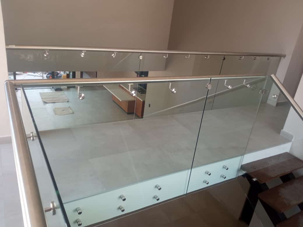 vehículo gris siendo reparado dentro de una fábrica usando máquinas robóticas