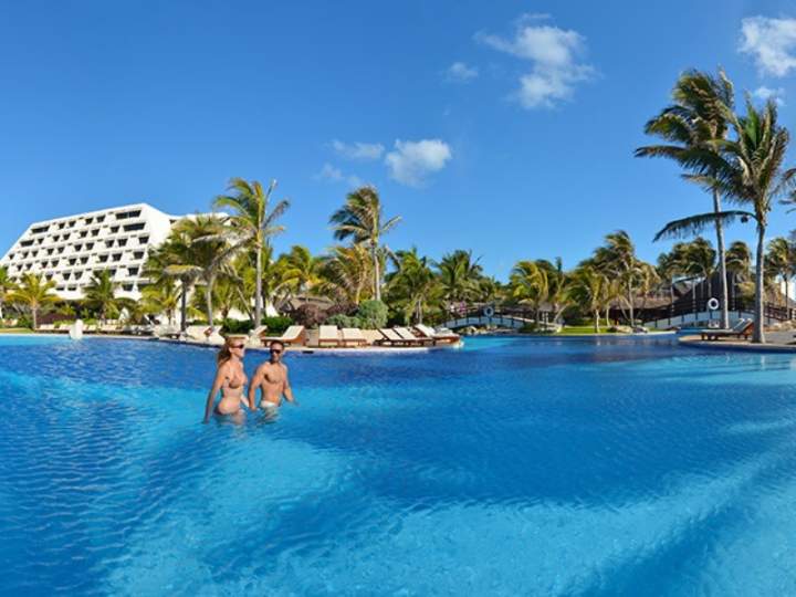 CON BELLAS Y FASCINANTES ALBERCAS ¡¡¡