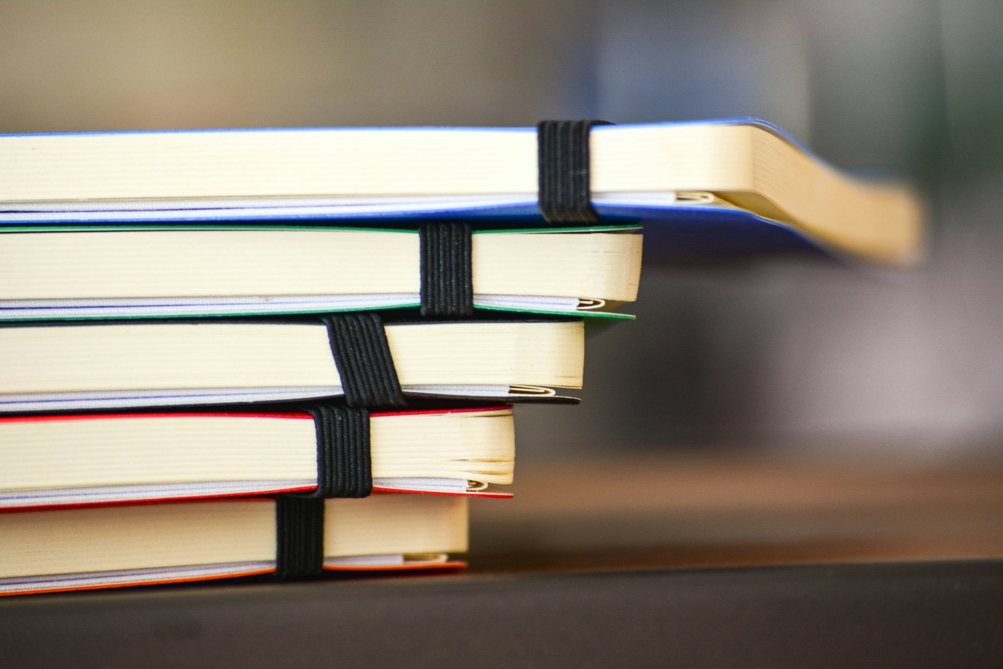 fotografía de enfoque selectivo de un montón de libros