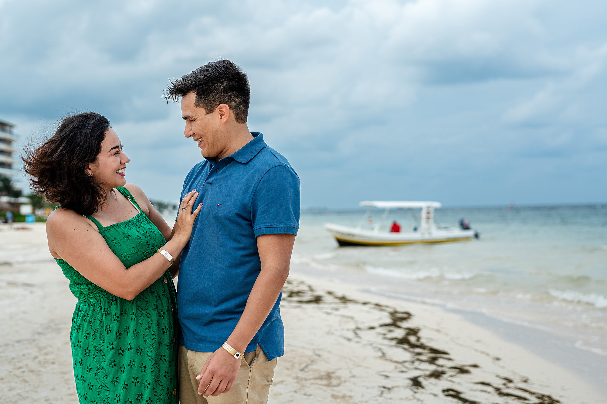 Sesión íntima de pedida de mano en Puerto Morelos, fotografía auténtica para parejas y bodas destino.
