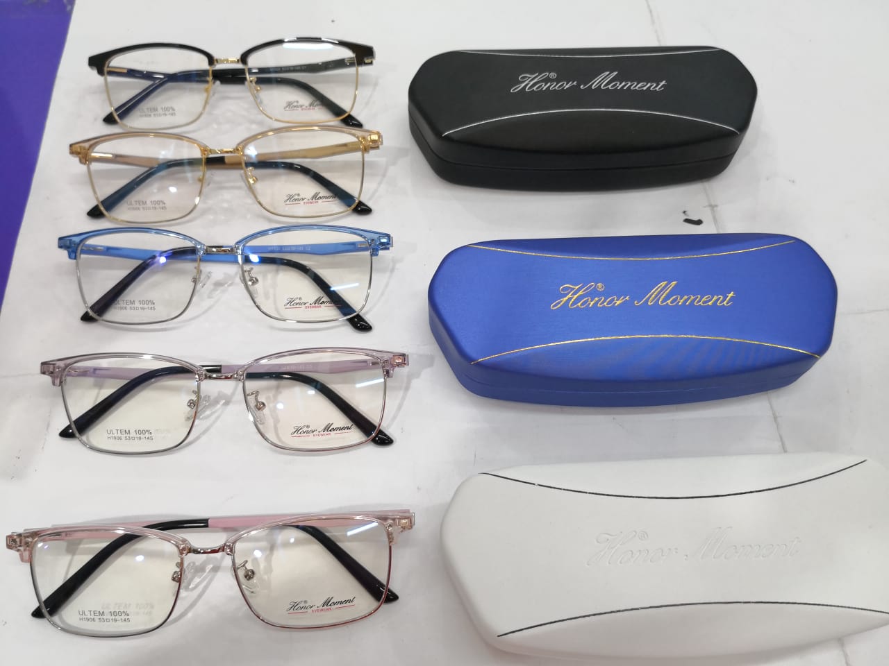 Modelo: H1906
Colores: Negro, Rosa, Azul, Dorado y Morado