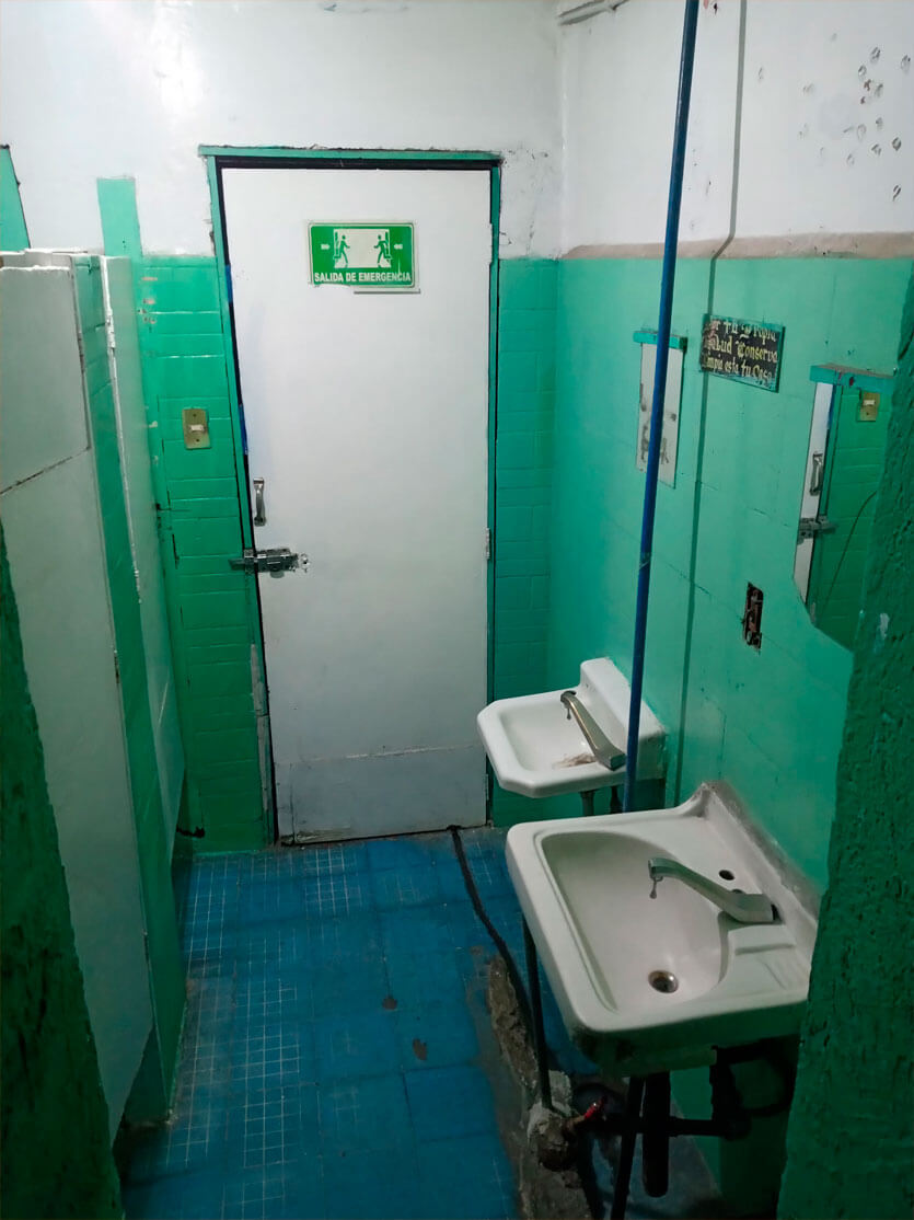 Hospedaje La Colonial - BAÑOS
