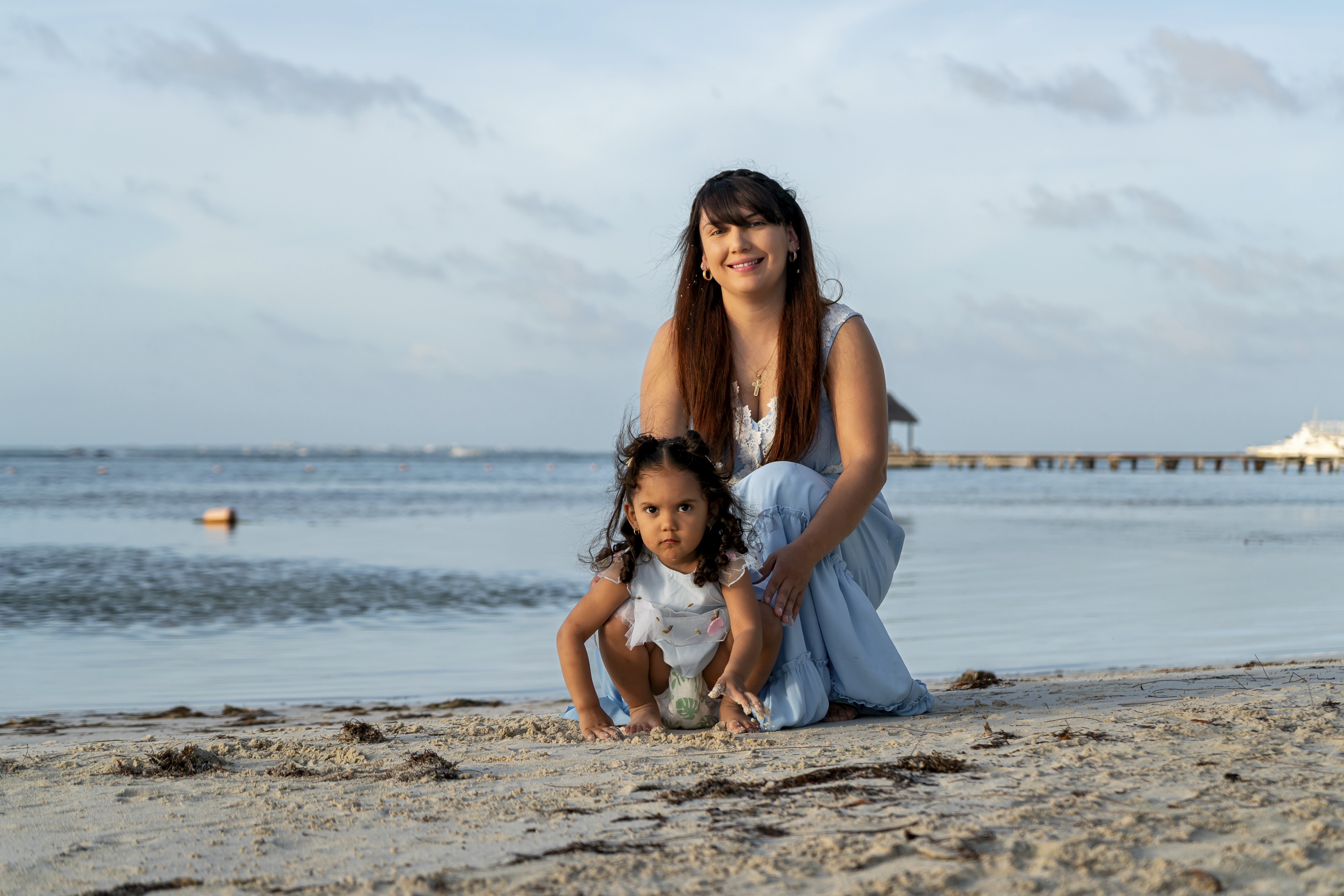 https://0201.nccdn.net/1_2/000/000/0ad/5e1/luxartifices-riviera-maya-beach-family-photos0002.jpg