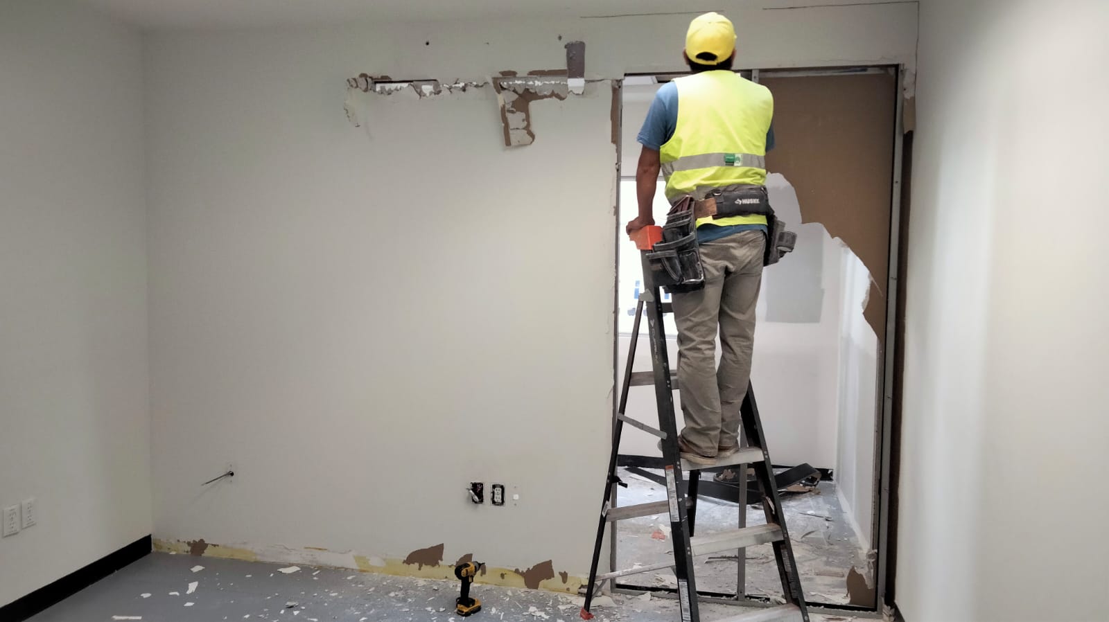 Trabajadores de fábrica con cascos amarillos y uniformes azules en un entorno industrial moderno. Trabajadores de fábrica con cascos amarillos y uniformes azules en un entorno industrial moderno.