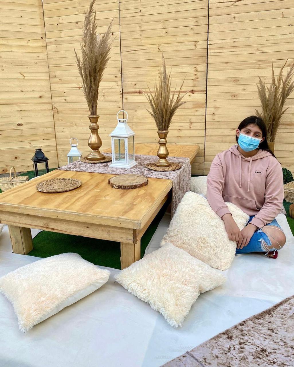 1 Mesa Rectangular color Blanco
2.20m x 1.04 por 90.000
10 cojines 50.000
6 Mantas 25.000
2 Camino de Mesa 20.000
Precio Combo
Alquiler $ 160.000