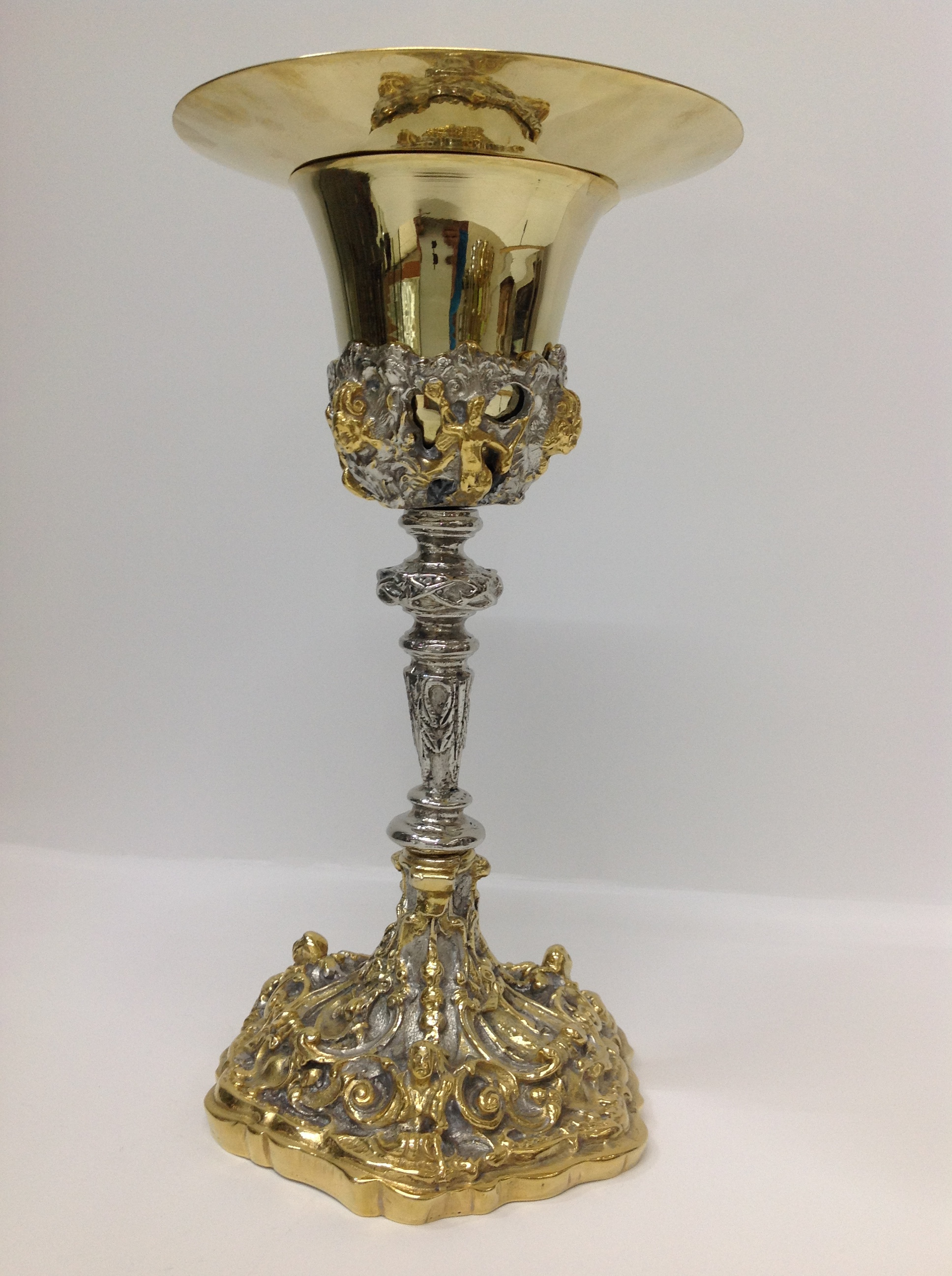 CALIZ DE PLATA CON CHAPA DE ORO EN DISEÑO GOTICO

preguntar por existencias.