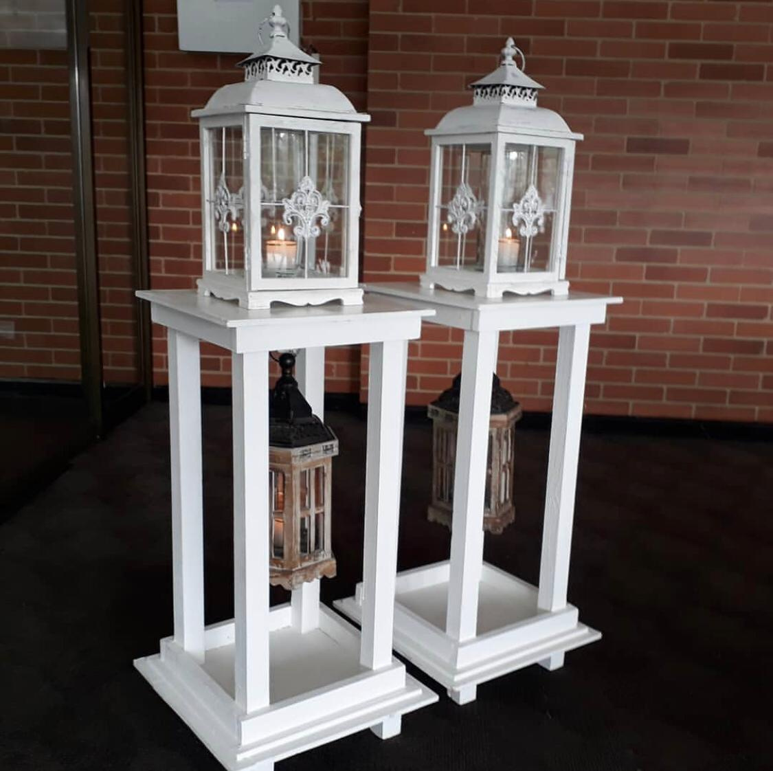 Farol blanco punta blanca 
Modelo 4 
Medidas 47 cm de Alto X 19.5cm Ancho 
$35.000
Farol de madera Vintage
Medidas 42cm de Altura X 
16,5 de Diámetro 
$25.000