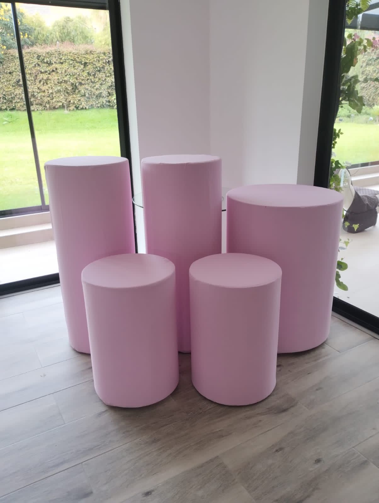 Kit de 5 Mesas Cilindricas
FORRADO EN TELA DEL COLOR
Medidas:
Principal 60, 5D X 80CM Altur
Mediana 40, 5D X 1,02 M Altura .
Pequeña 40, 5D X 58 CM Altura.
$ 200.00