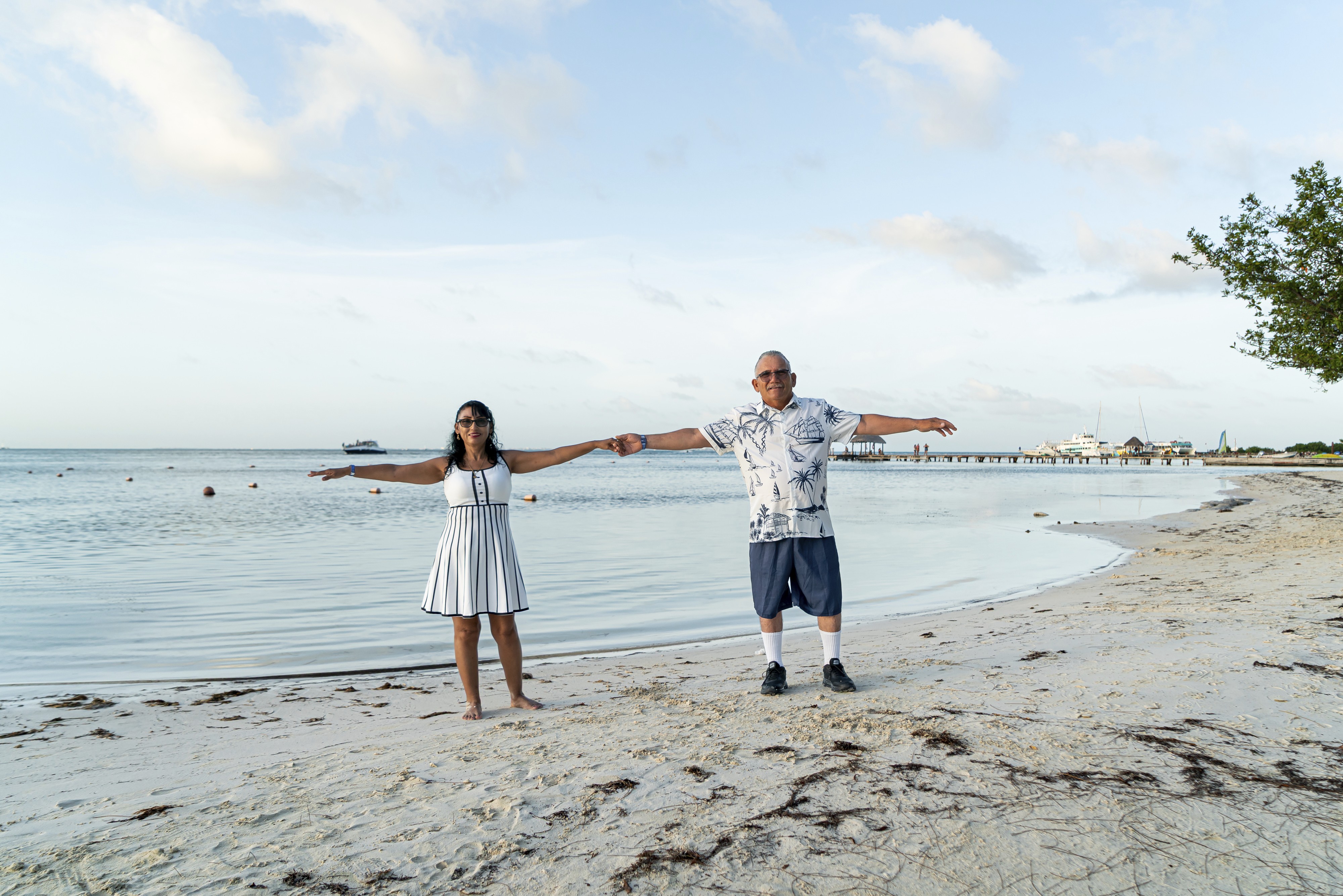 https://0201.nccdn.net/1_2/000/000/0ae/e08/luxartifices-riviera-maya-beach-family-photos0012.jpg