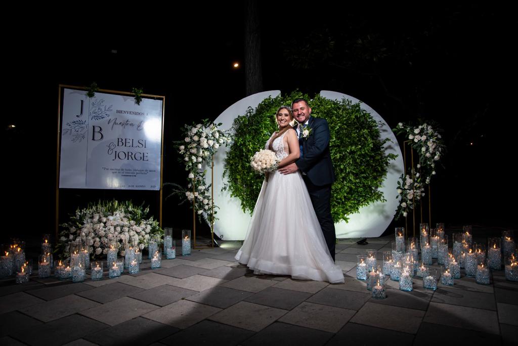 Arco de follaje $ 300.000
Alto 2.03m
Diametro 2m + Pared circular blanca 150.000