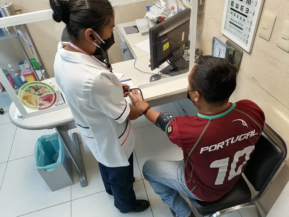ENFERMERÍA AUXILIAR
Para nosotros es un gusto que nos visites en este espacio electrónico ya que la especialidad de Enfermería Auxiliar requiere de personas como tú, esta especialidad es necesaria y fundamental en el ámbito social ya que te permite cuidar a las personas que se encuentran en situación de vulnerabilidad en su salud, esta especialidad te da la oportunidad de enseñar a los pacientes y sus familiares los procedimientos que deberán de ejecutar en la prevención, cuidado y restablecimiento de su salud, también te permite apoyar psicológicamente a los pacientes y sus familiares sobre sus padecimientos y su forma de restablecer las vicisitudes en las que la vida los ha colocado y además te permite ocupar técnicas y procedimientos para suplir las funciones que han perdido los pacientes para su cuidado nutricional y físico.  

Dirección Académica CCTYSH
