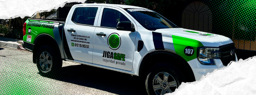 Vista frontal de un automóvil Mercedes-Benz blanco con luces azules encendidas en un entorno moderno. Vista frontal de un automóvil Mercedes-Benz blanco con luces azules encendidas en un entorno moderno.