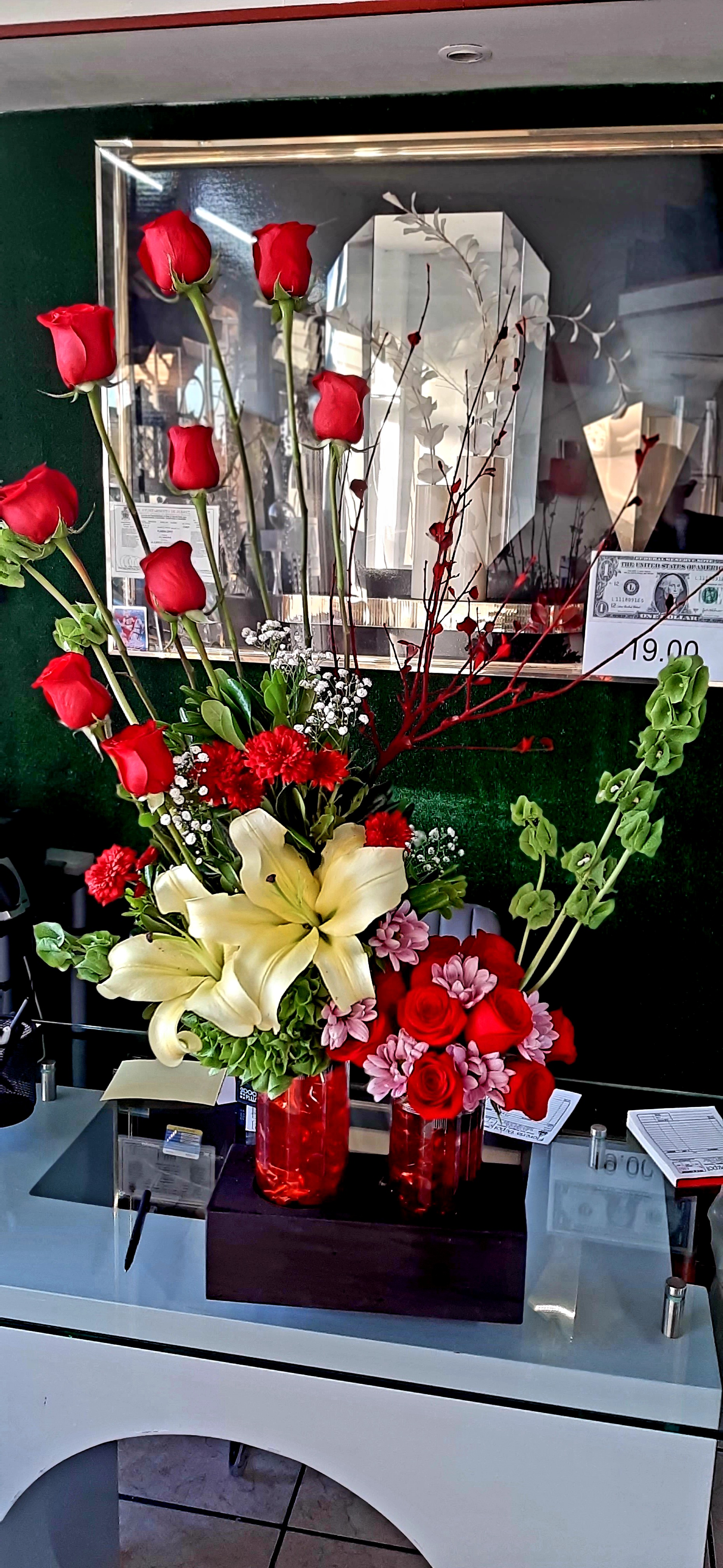 Arreglo A38 doble de 24 rosas rojas, con concador.
$1300