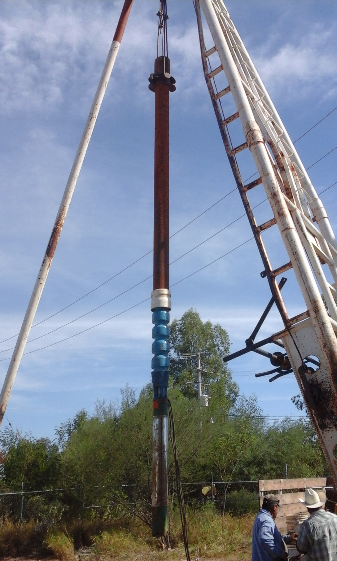 Instalación de bomba reparada en Real del Alamito