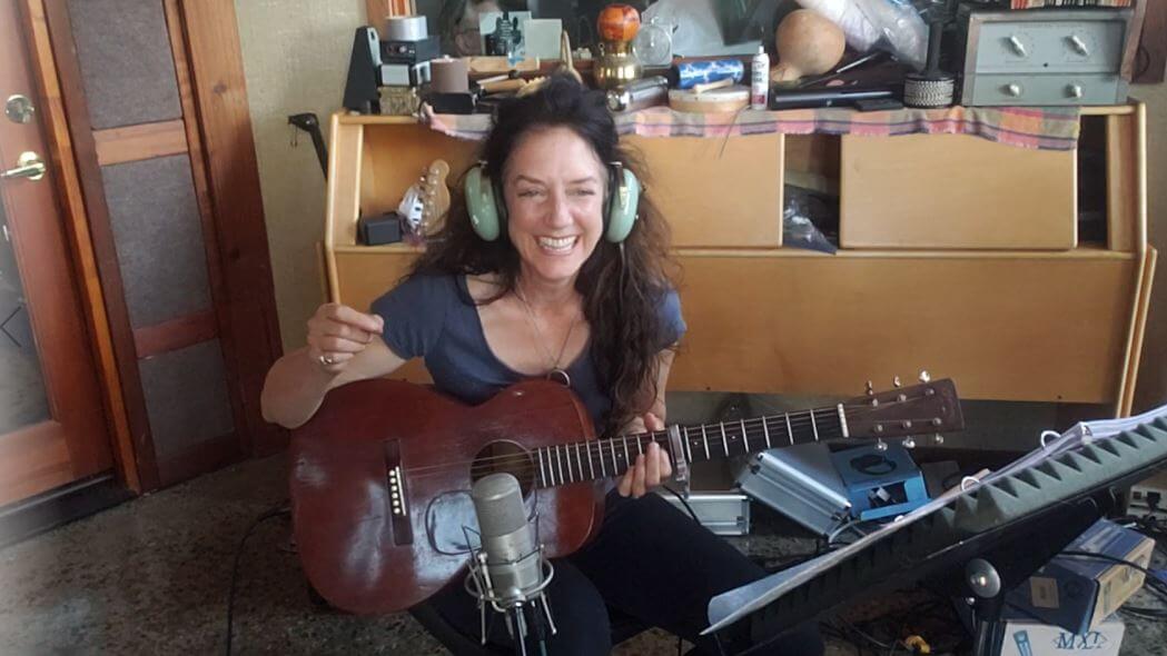https://0201.nccdn.net/1_2/000/000/0b0/a81/smiling-guitar-2.jpg