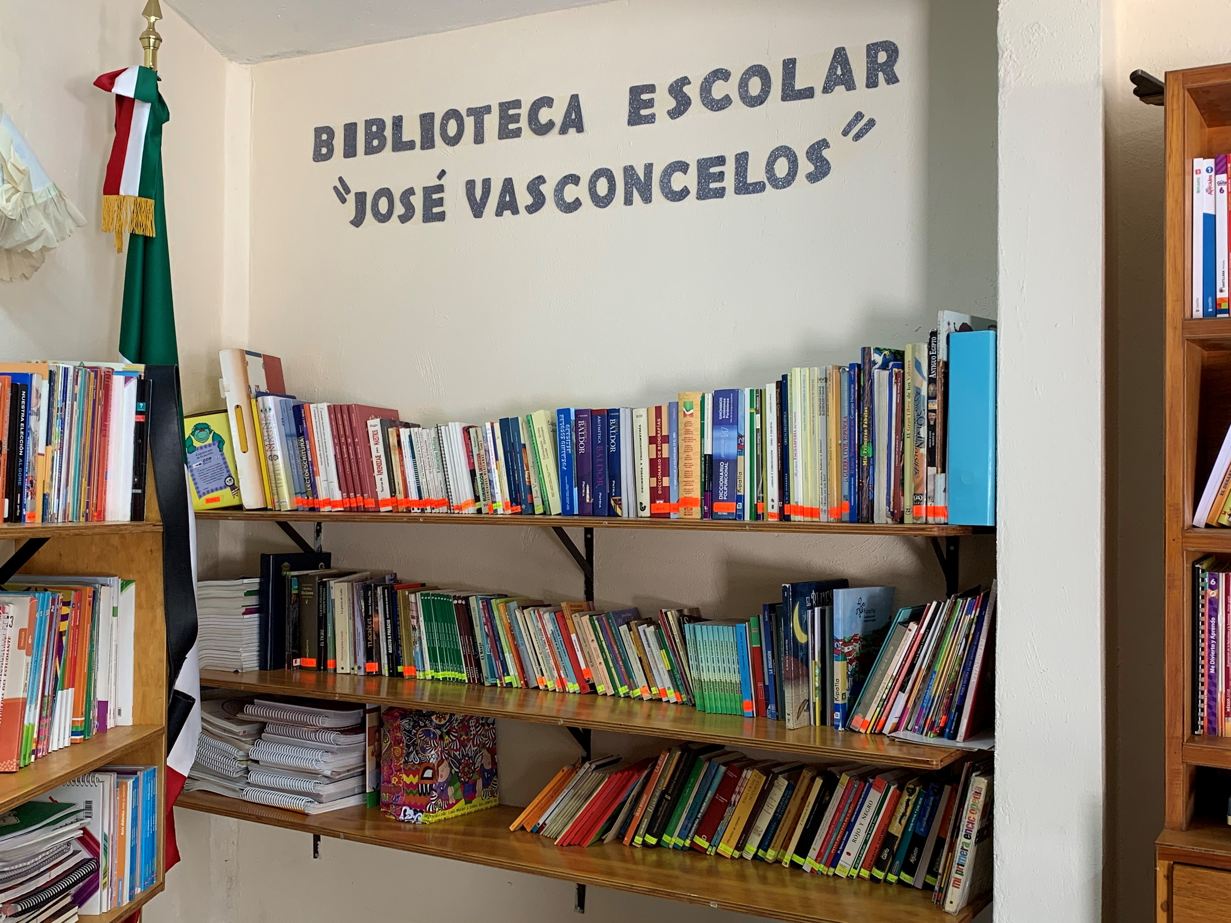 https://0201.nccdn.net/1_2/000/000/0b0/f63/biblioteca-escolar.jpg