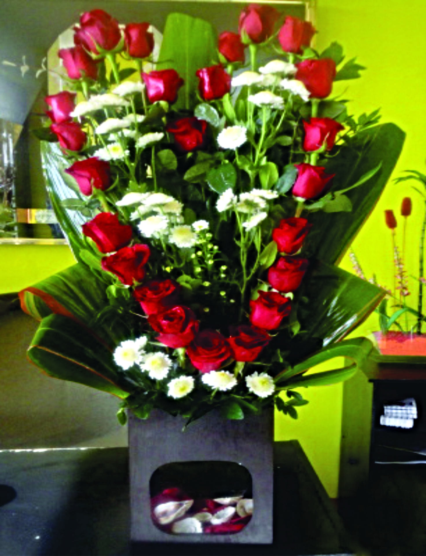 Arreglo A27 de 24 rosas rojas en forma de corazon.
$ 1100