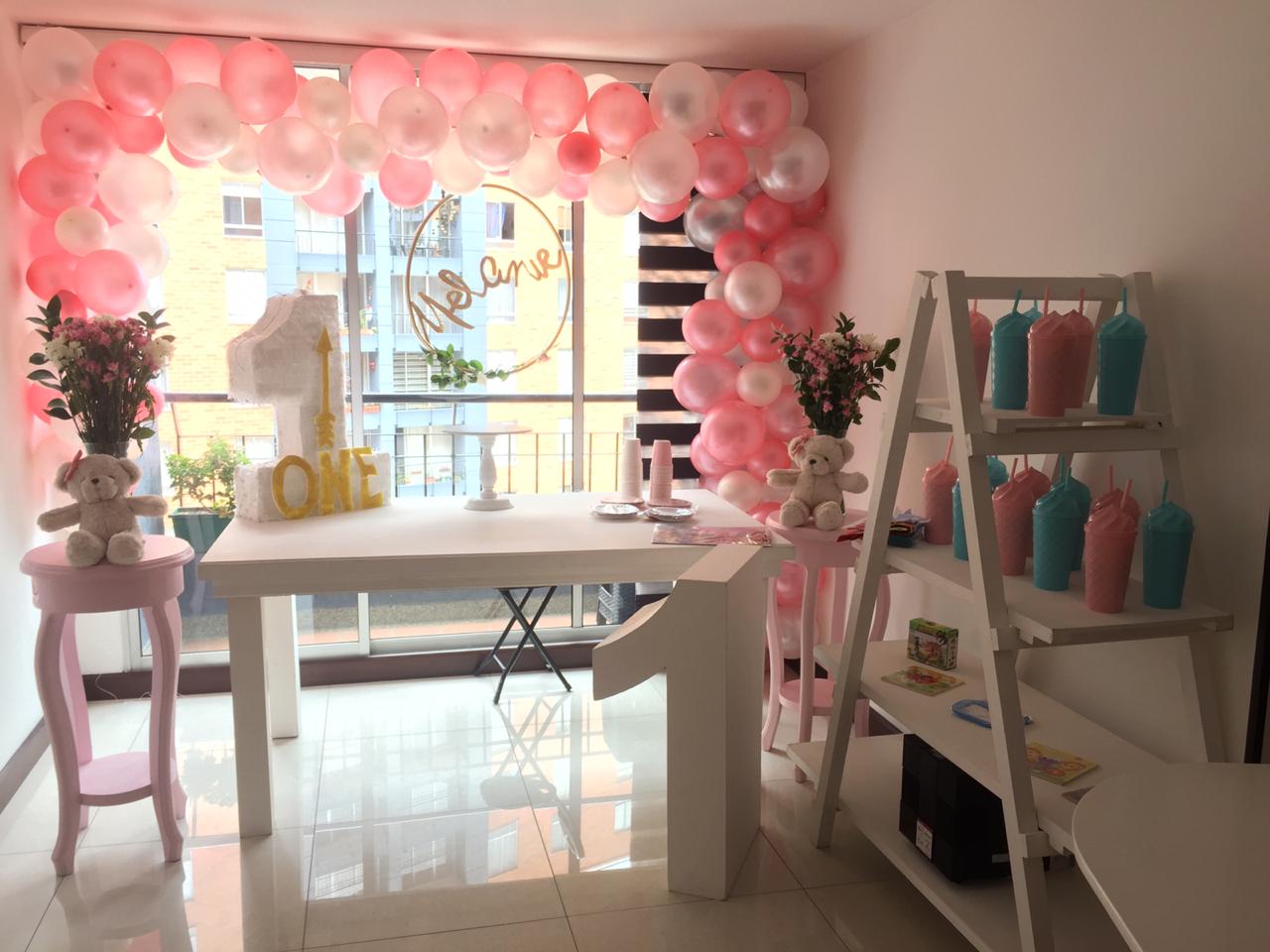 Mesa Rectangular Blanca Mediana Alta
1.60 M x 0.90 M
80cm Alto
Precio de Alquiler
$ 65.000