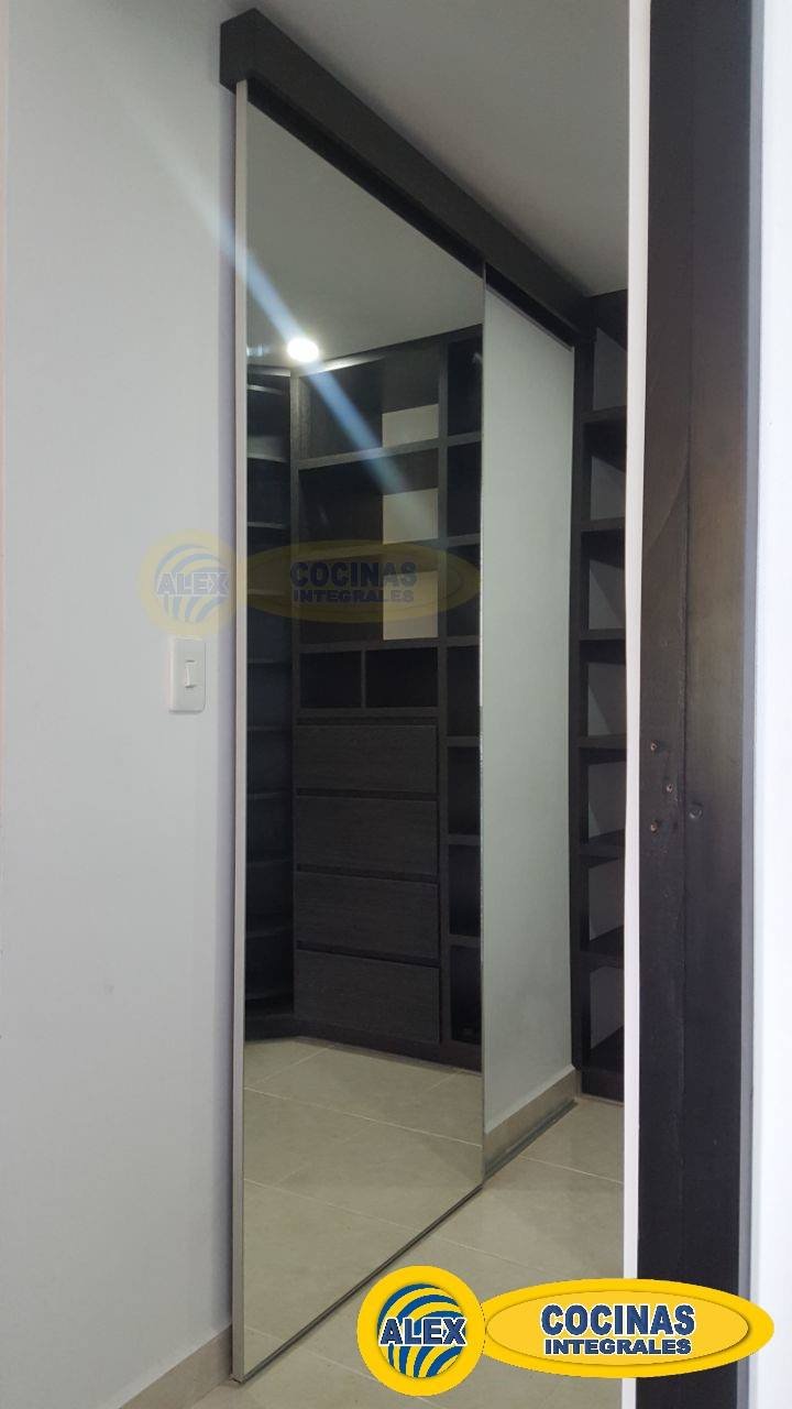 Puerta corrediza para interiores con espejo por un costado