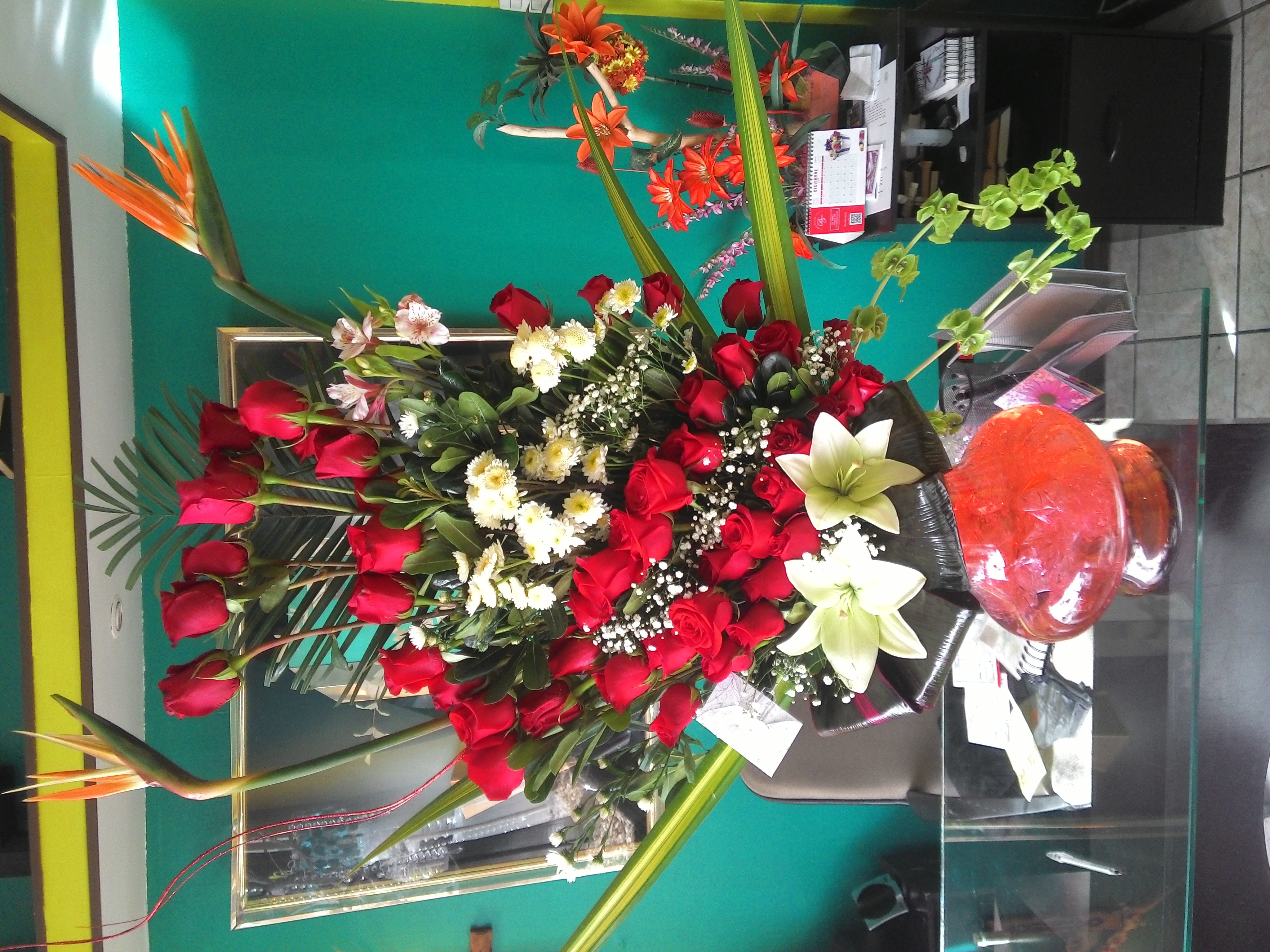 Arreglo A32 de 24 rosas rojas,ave de paraiso.lilies.
$1400