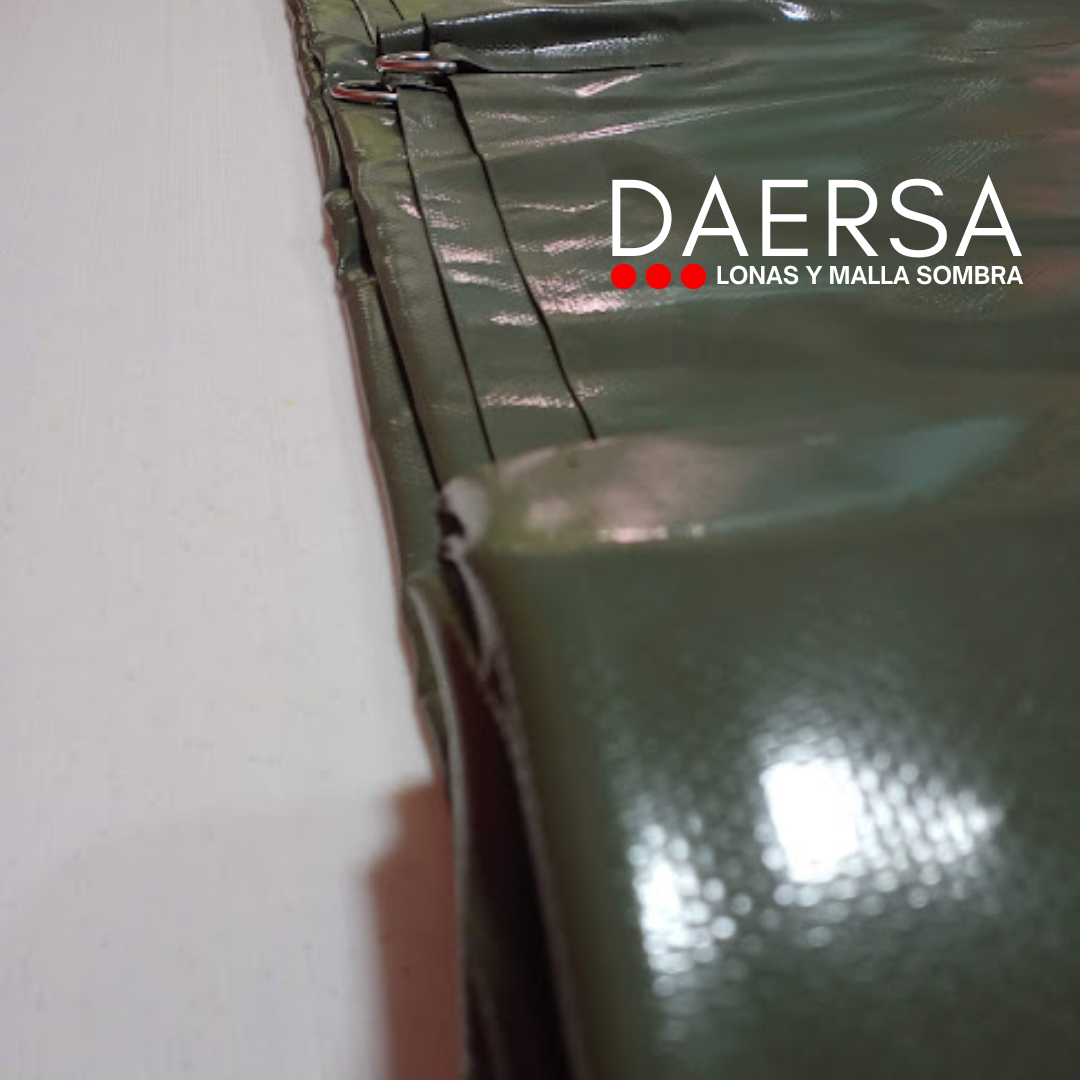 Una foto en blanco y negro de una cadena montañosa