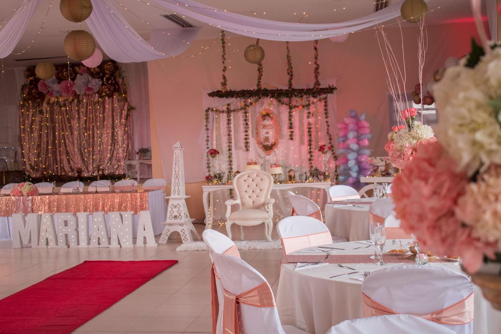 El Salón Número 2 es un espacio versátil y elegante, ideal para eventos de hasta 100 personas. Este salón está diseñado para adaptarse a una variedad de eventos, como conferencias, seminarios, talleres, reuniones corporativas, celebraciones familiares y fiestas.

El salón cuenta con las siguientes características y servicios:

Capacidad: Hasta 100