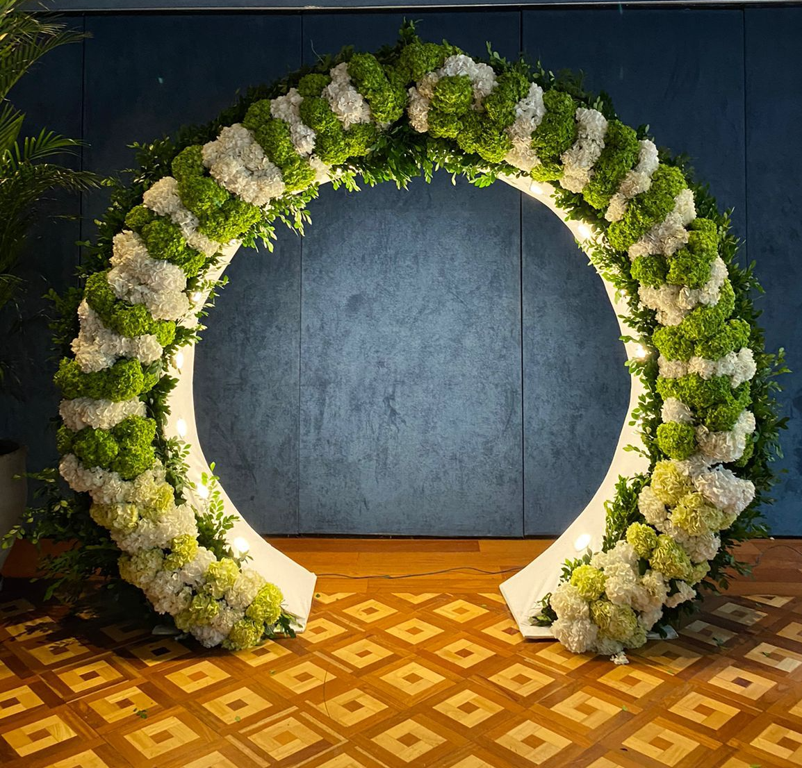 Arco de luces con follaje y
 Fl2.20m de Altura
1.98m Diámetro  Interno 
2.60m Diámetro externo ores 
$1.900.000
