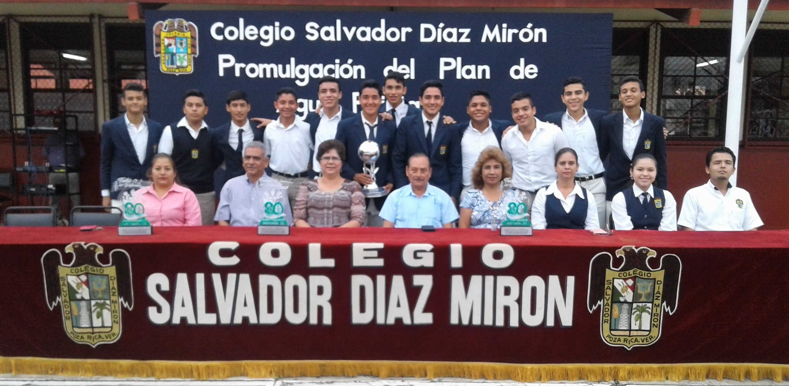 ALUMNOS QUE PARTICIPARON EN EL TORNEO ESTUDIANTIL DE FUTBOL NIVEL BACHILLERATO
OBTENIENDO EL 1er. LUGAR EN LA FASE ZONAL Y EL 2do. LUGAR EN LA FASE ESTATAL